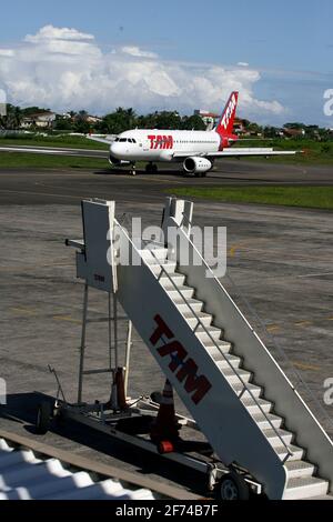 salvador, bahia / brasilien - ilheus, bahia / brasilien - 29. februar 2012: Die Fluglinien A-319 von Tam Linhas Aereas sind im Innenhof von Jorge Amado ai zu sehen Stockfoto