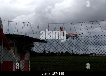 salvador, bahia / brasilien - 21. april 2013: Airbus der Firma Avianca wird während des Landevorgangs auf dem Flughafen der Stadt Salvador gesehen. *** Stockfoto