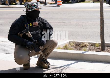 Ann Arbor, Michigan, USA. April 2021. Am 4. April 2021 stand etwa ein Dutzend selbst beschriebener Boogaloo Bois mit halbautomatischen Gewehren vor dem Rathaus und der Polizeibehörde von Ann Arbor. Sie hoffen, dass Omar Saad Shafie, das Thema einer 36-stündigen Pattsituation mit dem SWAT des Landkreises Washtenaw am 24. März, freigelassen wird, da sie behaupten, dass seine Rechte am zweiten Änderungsantrag verletzt wurden. Kredit: ZUMA Press, Inc./Alamy Live Nachrichten Stockfoto