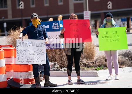 Ann Arbor, Michigan, USA. April 2021. Demonstranten stehen am 4. April 2021 vor dem Rathaus und der Polizeibehörde von Ann Arbor. Sie hoffen, dass Omar Saad Shafie, das Thema einer 36-stündigen Pattsituation mit dem SWAT des Landkreises Washtenaw am 24. März, freigelassen wird, da sie behaupten, dass seine Rechte am zweiten Änderungsantrag verletzt wurden. Kredit: ZUMA Press, Inc./Alamy Live Nachrichten Stockfoto