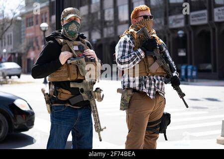 Ann Arbor, Michigan, USA. April 2021. Am 4. April 2021 stand etwa ein Dutzend selbst beschriebener Boogaloo Bois mit halbautomatischen Gewehren vor dem Rathaus und der Polizeibehörde von Ann Arbor. Sie hoffen, dass Omar Saad Shafie, das Thema einer 36-stündigen Pattsituation mit dem SWAT des Landkreises Washtenaw am 24. März, freigelassen wird, da sie behaupten, dass seine Rechte am zweiten Änderungsantrag verletzt wurden. Kredit: ZUMA Press, Inc./Alamy Live Nachrichten Stockfoto