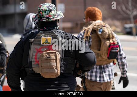 Ann Arbor, Michigan, USA. April 2021. Am 4. April 2021 stand etwa ein Dutzend selbst beschriebener Boogaloo Bois mit halbautomatischen Gewehren vor dem Rathaus und der Polizeibehörde von Ann Arbor. Sie hoffen, dass Omar Saad Shafie, das Thema einer 36-stündigen Pattsituation mit dem SWAT des Landkreises Washtenaw am 24. März, freigelassen wird, da sie behaupten, dass seine Rechte am zweiten Änderungsantrag verletzt wurden. Kredit: ZUMA Press, Inc./Alamy Live Nachrichten Stockfoto