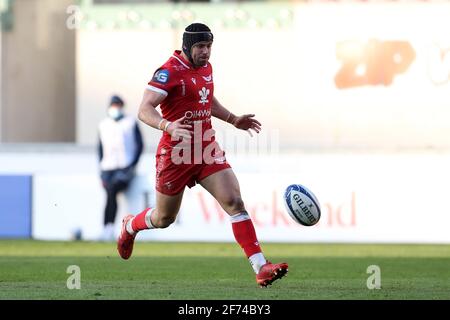 Llanelli, Großbritannien. April 2021. Leigh Halfpenny of Scarlets in Aktion. European Rugby Champions Cup, Runde von 16 Spiel, Scarlets V Sale Sharks im Parc y Scarlets Stadium in Llanelli, South Wales am Sonntag, 4. April 2021. PIC von Andrew Orchard/Andrew Orchard Sports Photography/Alamy Live News Credit: Andrew Orchard Sports Photography/Alamy Live News Stockfoto