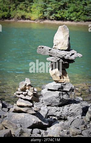 Cairn Stacks wurden im Sommer an einem Seeufer gebaut Stockfoto