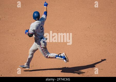 Kansas City, Usa. April 2021. Texas Rangers dritter Baseman Isiah Kiner-Falefa #9 Punkte auf linkes Feld nach einem Heimlauf gegen die Kansas City Royals im neunten Inning im Kaufman Stadium in Kansas City, Missouri am Sonntag, 04. April 2021. Foto von Kyle Rivas/UPI Credit: UPI/Alamy Live News Stockfoto