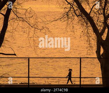 New York, New York, USA. April 2021. Die Sonnenuntergänge am Hudson River in New York City. Kredit: Debra L. Rothenberg/ZUMA Wire/Alamy Live Nachrichten Stockfoto