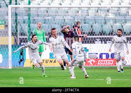 Warschau, Polen. April 2021. Filip Mladenovic, Tomas Pekhart und Andre Martins von Legia feiern ein Tor beim Spiel der polnischen PKO Ekstraklasa League zwischen Lega Legia Warszawa und Pogon Szczecin im Marschall Jozef Pilsudski Legia Warsaw Municipal Stadium.(Endstand; Legia Warszawa 4:2 Pogon Szczecin) (Foto: Mikolaj Barbanell/SOPA Images/Sipa Live News USA/Alamy Live Stockfoto