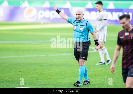 Warschau, Polen. April 2021. Schiedsrichter Szymon Marciniak in Aktion während des Polnischen PKO Ekstraklasa League-Spiels zwischen Legia Warszawa und Pogon Szczecin im Marschall Jozef Pilsudski Legia Warsaw Municipal Stadium.(Endstand; Legia Warszawa 4:2 Pogon Szczecin) (Foto: Mikolaj Barbanell/SOPA Images/Sipa USA) Kredit: SIPA USA/Alamy Live News Stockfoto