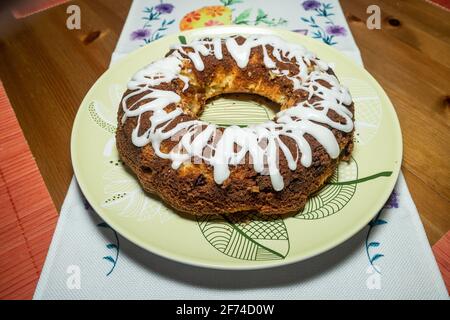 Babka ist ein schwammiges Hefegebäck, das traditionell am Ostersonntag in Polen, Weißrussland, der Ukraine und Westrussland gebacken wird. Stockfoto