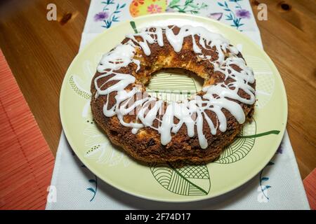 Babka ist ein schwammiges Hefegebäck, das traditionell am Ostersonntag in Polen, Weißrussland, der Ukraine und Westrussland gebacken wird. Stockfoto