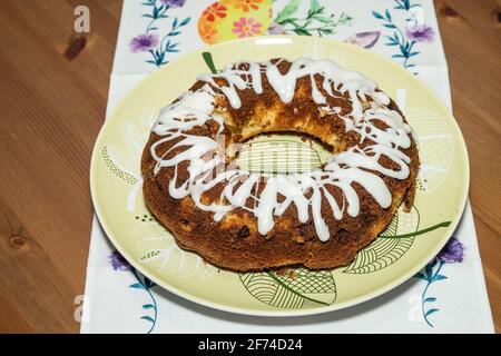 Babka ist ein schwammiges Hefegebäck, das traditionell am Ostersonntag in Polen, Weißrussland, der Ukraine und Westrussland gebacken wird. Stockfoto