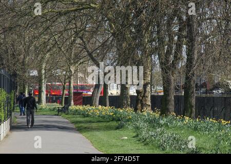 London, Großbritannien. April 2021. Ein Mann geht am ersten Wochenende nach dem ersten Schritt aus dem Lockdown auf einem Pfad im Central Park in Newham. Am 29. März wurde der Befehl von ‘Stay Home' aufgehoben, der es Menschen erlaubte, sich entweder in Gruppen von sechs Personen oder als zwei Haushalte im Freien zu treffen. Boris Johnson wird das Land am Montag über die nächsten Schritte aus dem Lockdown informieren, ob England in die nächste Phase der Wiedereröffnung übergehen kann. (Foto von David Mbiyu/SOPA Images/Sipa USA) Quelle: SIPA USA/Alamy Live News Stockfoto