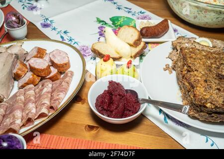 Ostersonntag wird mit einem Osterfrühstück gefeiert. Zum Osterfrühstück gehören die am Ostersamstag gesegneten Speisen sowie andere traditionelle Speisen aus dem Osten Stockfoto