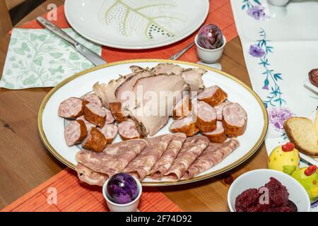 Ostersonntag wird mit einem Osterfrühstück gefeiert. Zum Osterfrühstück gehören die am Ostersamstag gesegneten Speisen sowie andere traditionelle Speisen aus dem Osten Stockfoto