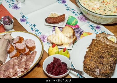 Ostersonntag wird mit einem Osterfrühstück gefeiert. Zum Osterfrühstück gehören die am Ostersamstag gesegneten Speisen sowie andere traditionelle Speisen aus dem Osten Stockfoto