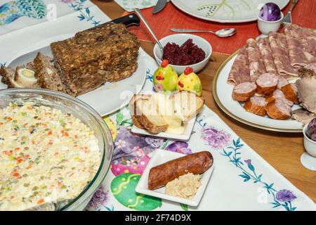 Ostersonntag wird mit einem Osterfrühstück gefeiert. Zum Osterfrühstück gehören die am Ostersamstag gesegneten Speisen sowie andere traditionelle Speisen aus dem Osten Stockfoto