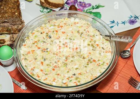 Salade Olivier ist ein Salat aus gewürfelten Kartoffeln, Gemüse und manchmal in Mayonnaise gebundenem Fleisch. Stockfoto