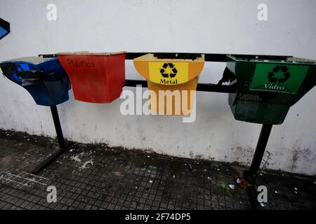 salvador, bahia / brasilien - 19. august 2014: Körbe zum Sammeln von recycelbarem Material aus einem Computergehäuse, wird in einer öffentlichen Schule in der CI gesehen Stockfoto