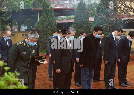 Vietnam, Vietnam. April 2021. Der chinesische Botschafter in Vietnam, Xiong Bo (vorne 2. L), und 30 weitere Mitglieder der chinesischen Botschaft zollen den chinesischen Märtyrern auf einem Friedhof in Hanoi, Vietnam, am 3. April 2021 Tribut. Auf dem Friedhof befinden sich 48 chinesische Märtyrer, die bei der Unterstützung Vietnams bei den Kämpfen gegen die französische und amerikanische Aggression und beim sozialistischen Aufbau des Landes ums Leben kamen. Quelle: Jiang Shengxiong/Xinhua/Alamy Live News Stockfoto