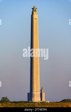 Das 567 Meter hohe San Jacinto Monument steht im Morgenlicht. Houston, Texas, USA. Stockfoto