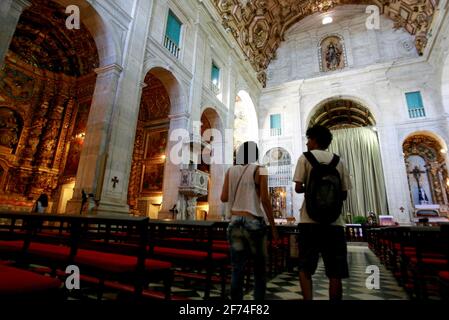 Salvador, Bahia / Brasilien - 23. Januar 2015: Touristen werden bei einem Besuch der Basilica Cathedral im Viertel Pelourinho in der Stadt gesehen Stockfoto