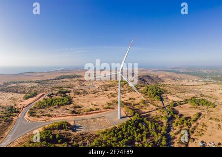 Windturbine aus der Luft - Nachhaltige Entwicklung, umweltfreundliches Konzept für erneuerbare Energien Stockfoto