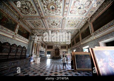 Salvador, Bahia / Brasilien - 23. Januar 2015: Touristen werden bei einem Besuch der Basilica Cathedral im Viertel Pelourinho in der Stadt gesehen Stockfoto