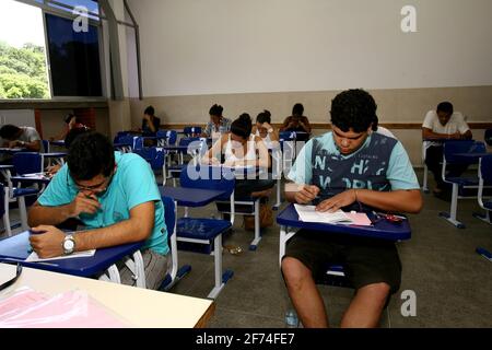 ilheus, bahia / brasilien - 10. januar 2011: Junge Menschen werden an der Staatlichen Universität von Santa Cruz (Uesc) in der Stadt Il ihre Aufnahmeprüfungen ablegen Stockfoto