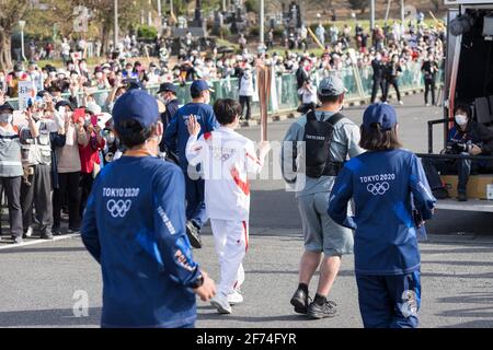 Ein örtlicher Fackelträger Sakiho Tsutsui läuft während des olympischen Fackellaufs 2020 in Tokio am 31. März 2021 in der Stadt Tomioka, Präfektur Gunma, Japan. Quelle: Hidekazu Ogawa/AFLO/Alamy Live News Stockfoto