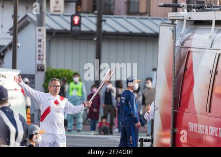 Ein örtlicher Fackelträger Sakiho Tsutsui läuft während des olympischen Fackellaufs 2020 in Tokio am 31. März 2021 in der Stadt Tomioka, Präfektur Gunma, Japan. Quelle: Hidekazu Ogawa/AFLO/Alamy Live News Stockfoto
