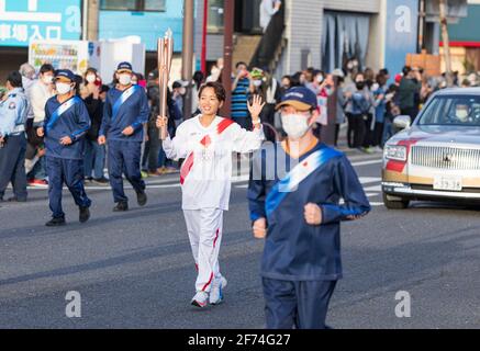 Ein örtlicher Fackelträger Sakiho Tsutsui läuft während des olympischen Fackellaufs 2020 in Tokio am 31. März 2021 in der Stadt Tomioka, Präfektur Gunma, Japan. Quelle: Hidekazu Ogawa/AFLO/Alamy Live News Stockfoto