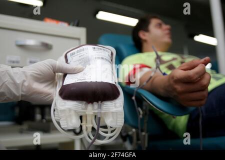 salvador, bahia / brasilien - 06. april 2017: Im Blutspendezentrum der Stadt Salvador wird eine Person gesehen, die Blut spendet. Das Blut wird an die Öffentlichkeit verteilt Stockfoto