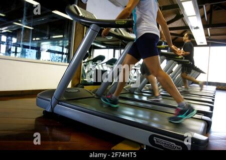 salvador, bahia / brasilien - 13. oktober 2014: In einem Fitnessstudio in der Nähe von Rio Vermelho in der Stadt Salva werden Menschen körperlich aktiv Stockfoto