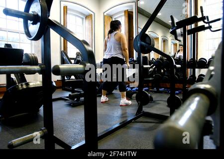 salvador, bahia / brasilien - 13. oktober 2014: In einem Fitnessstudio in der Nähe von Rio Vermelho in der Stadt Salva werden Menschen körperlich aktiv Stockfoto