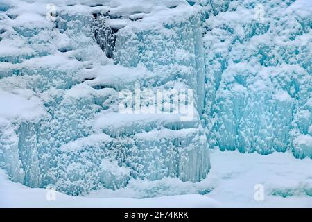 Eine Eiswand im Athabasca-Fluss an den Athabasca-Fällen im Jasper National Park Alberta Canada. Stockfoto