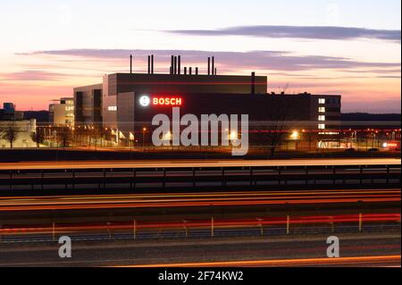 Dresden, Deutschland. März 2021. Autos fahren auf dem Highway 4 vor der Baustelle der neuen Halbleiterfabrik von Bosch vorbei (Langaufnahme). Die Corona-Krise heizt das Wachstum der Halbleiterhersteller an - die Nachfrage nach Chips für Autos und Elektronik wächst weltweit. Quelle: Sebastian Kahnert/dpa-Zentralbild/dpa/Alamy Live News Stockfoto