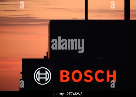 Dresden, Deutschland. März 2021. Die Halbleiterfabrik von Bosch wurde bei Sonnenuntergang silhouettiert. Die Corona-Krise heizt das Wachstum der Halbleiterhersteller an - die Nachfrage nach Chips für Autos und Elektronik wächst weltweit. Quelle: Sebastian Kahnert/dpa-Zentralbild/dpa/Alamy Live News Stockfoto