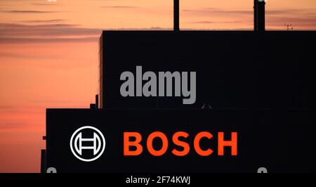 Dresden, Deutschland. März 2021. Die Halbleiterfabrik von Bosch wurde bei Sonnenuntergang silhouettiert. Die Corona-Krise heizt das Wachstum der Halbleiterhersteller an - die Nachfrage nach Chips für Autos und Elektronik wächst weltweit. Quelle: Sebastian Kahnert/dpa-Zentralbild/dpa/Alamy Live News Stockfoto