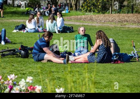 London, Großbritannien. April 2021. Am Ostersonntag konnten sich die Menschen im Hyde Park entspannen, als Londoners sonniges Wetter ausnutzten. (Foto von Brett Cove/SOPA Images/Sipa USA) Quelle: SIPA USA/Alamy Live News Stockfoto