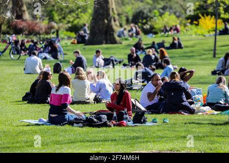 London, Großbritannien. April 2021. Die Menschen entspannen sich im St James' Park, während die Londoner das sonnige Wetter am Ostersonntag nutzen. (Foto von Brett Cove/SOPA Images/Sipa USA) Quelle: SIPA USA/Alamy Live News Stockfoto