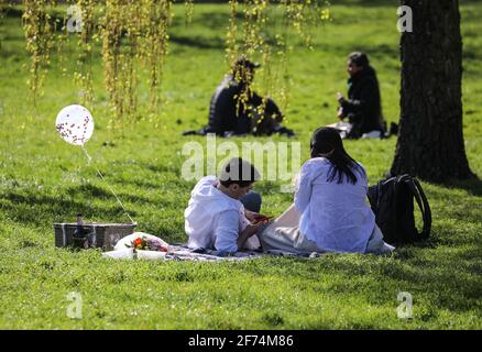 London, Großbritannien. April 2021. Am Ostersonntag konnten sich die Menschen im Hyde Park entspannen, als Londoners sonniges Wetter ausnutzten. (Foto von Brett Cove/SOPA Images/Sipa USA) Quelle: SIPA USA/Alamy Live News Stockfoto