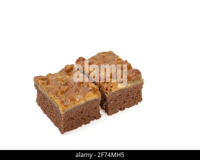 Toffee Cake, eine Nahaufnahme von hausgemachtem Karamellnussschokoladenkuchen, isoliert auf weißem Hintergrund. Stockfoto