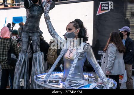New York, Usa. April 2021. Entertainer treten während einer Mittagsveranstaltung BusinessFunding.Com am Times Square in New York City auf. Kredit: SOPA Images Limited/Alamy Live Nachrichten Stockfoto