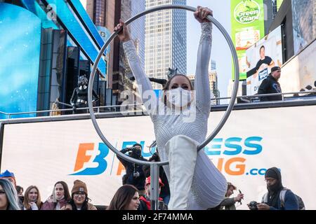 New York, Usa. April 2021. Entertainer treten während einer Mittagsveranstaltung BusinessFunding.Com am Times Square in New York City auf. Kredit: SOPA Images Limited/Alamy Live Nachrichten Stockfoto