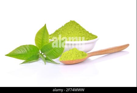 Pulver grüner Tee und grüner Tee Blatt auf weißem Hintergrund Stockfoto