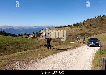 SEISER ALM, ITALIEN AM 12. SEPTEMBER 2018. Blick auf Wanderer, Touristen auf einer Schotterstraße. Nicht identifizierte Personen. Redaktionelle Verwendung. Stockfoto