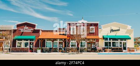 Orcutt, Santa Barbara County, Kalifornien, 4. April 2021. Historische Altstadt Von Orcutt. Café-Bar, Bäckerei, Restaurants, Blick auf die Straße Stockfoto