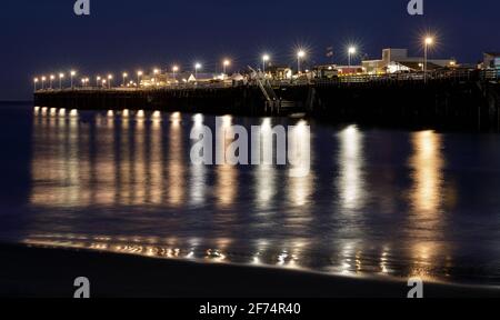 Santa Cruz Municipal Wharf während der blauen Stunde Stockfoto