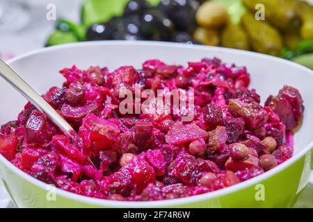 Vinaigrette-Salat in großer Schüssel, serviert auf festlichem Tisch Stockfoto