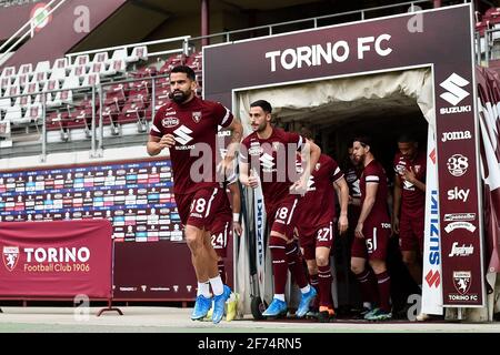 Turin, Italien - 03. April 2021: Die Spieler des FC Turin kommen beim Aufwärmen vor dem Fußballspiel der Serie A zwischen dem FC Turin und dem FC Juventus aus dem Umkleidekabinentunnel. Das Spiel endete 2-2 Unentschieden. Kredit: Nicolò Campo/Alamy Live Nachrichten Stockfoto